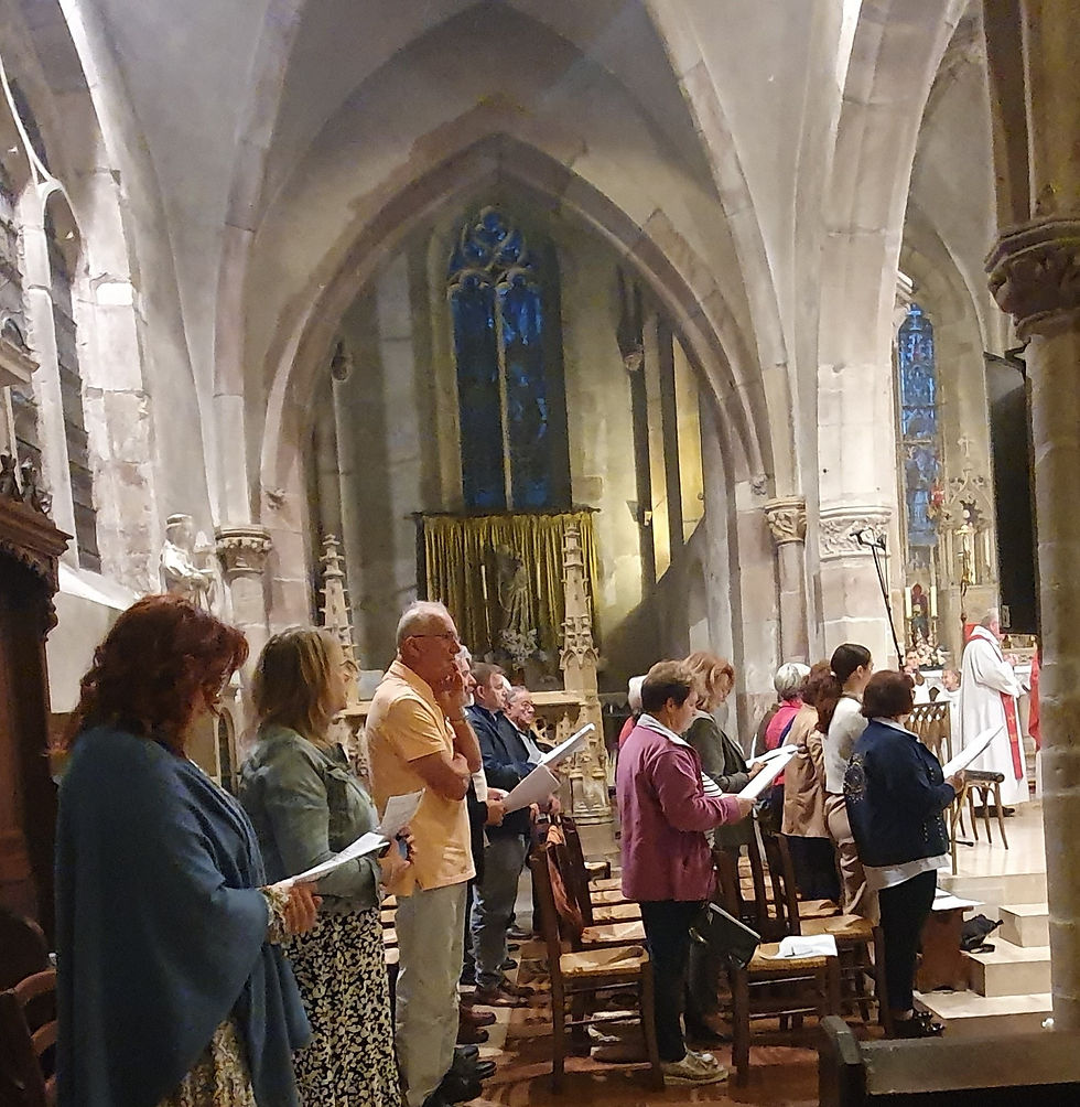La messe a été rehaussée par les chants de la chorale paroissiale, avec Virgil et Hugo à l'orgue.