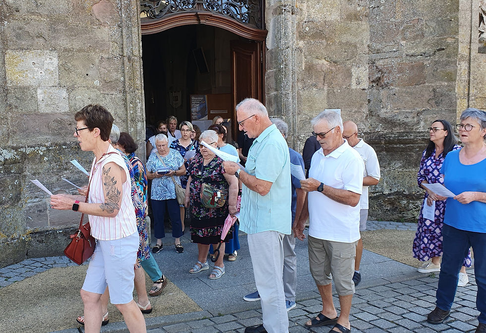 Les choristes entonnent le chant