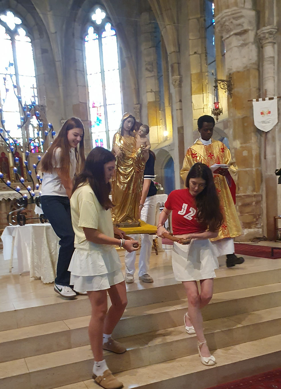 Une Vierge en bois, dorée, remplace la statue de Notre-Dame du Feu, trop lourde et précieuse pour la promener dans les rues de Morhange.