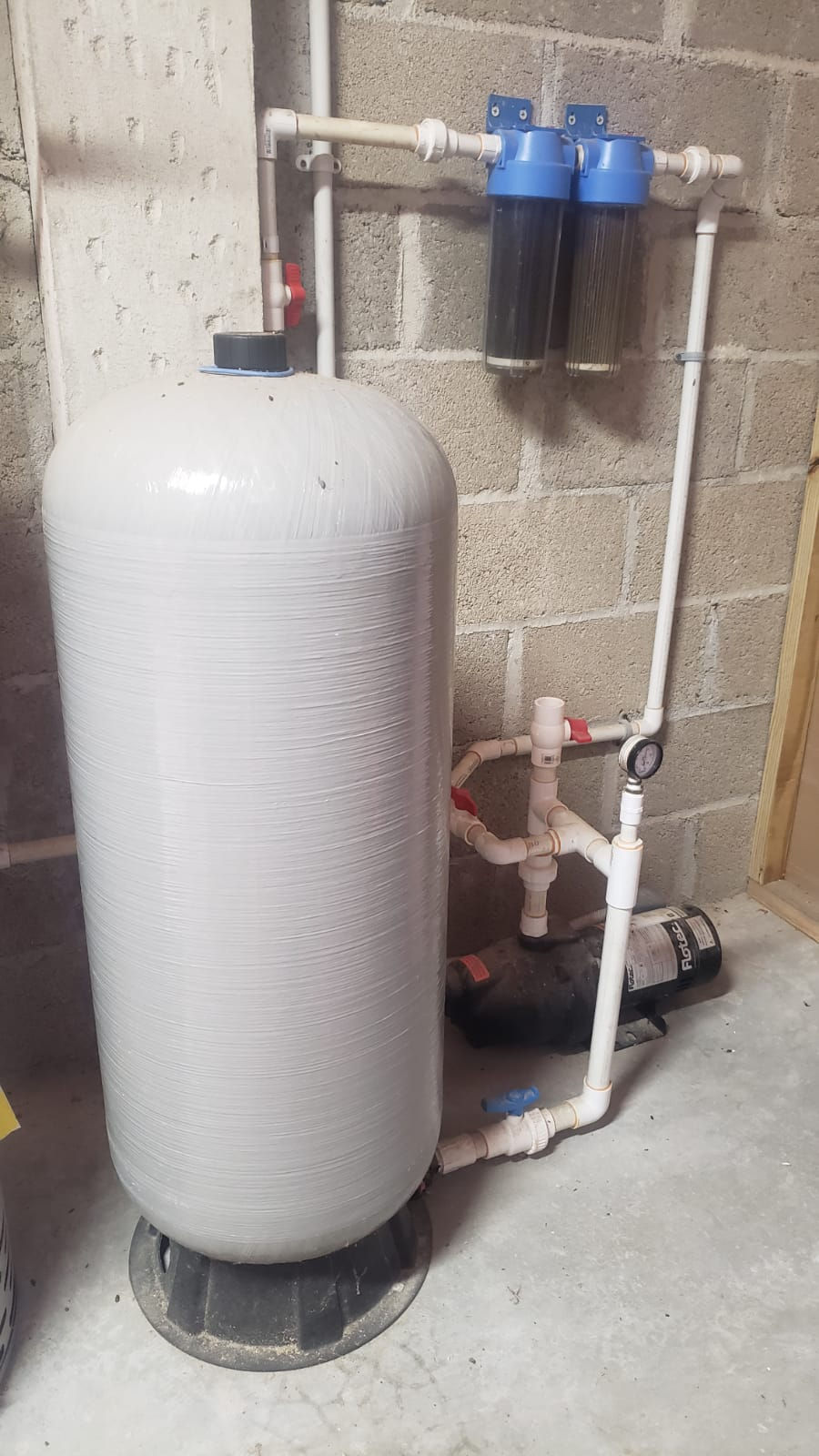 Water distribution system for rain catchment, the Green House by the Sea