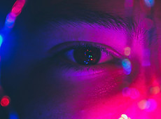 Imagem conceitual digital em neon representando tecnologia e estratégia de marketing de performance