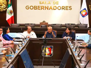 La comitiva de trabajadores fue recibida por representantes de la administración estatal