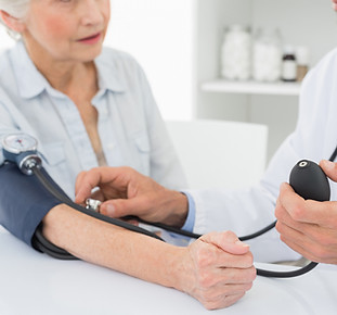 Medico pressione arteriosa del paziente