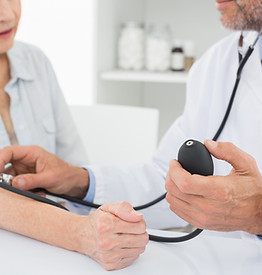 Médico midiendo la presión