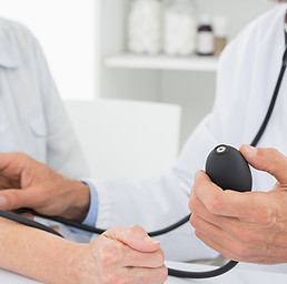 Médecin mesurant la tension artérielle