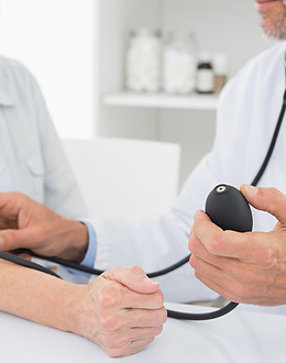 Medico pressione arteriosa del paziente