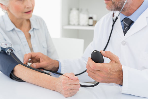 Doctor que toma la presión arterial del