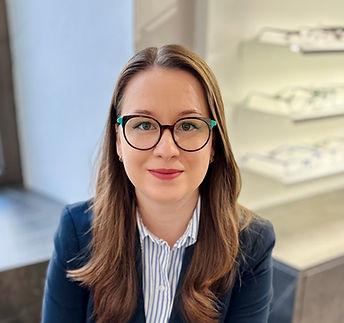 Teamfoto von Augenoptikerin Ana-Maria