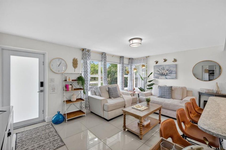 Anchors Away exterior front view Fort Lauderdale crew housing