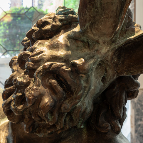 Marco De Sanctis, La Pleureuse (Laocoonte), 2023 © Tiziano Ercoli, courtesy of The St. Regis Venice.
