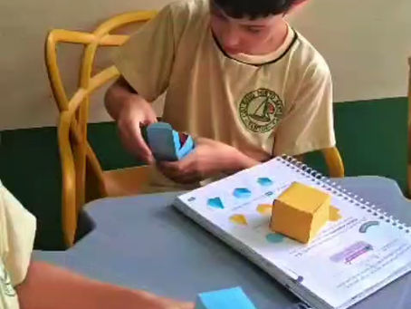Os alunos do 2º ano exploraram o mundo das figuras geométricas espaciais de forma prática e divertida!