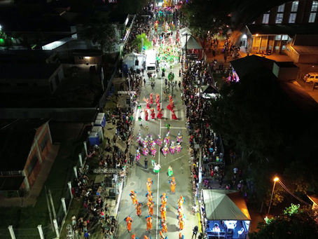 Confira momentos do desfile da Escola de Samba Periferia de Alvorada em homenagem ao presidente Gelson Santana