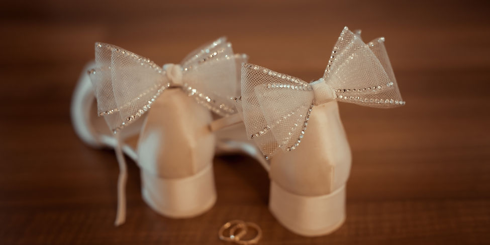 Brautschuhe mit Masche und Eheringe