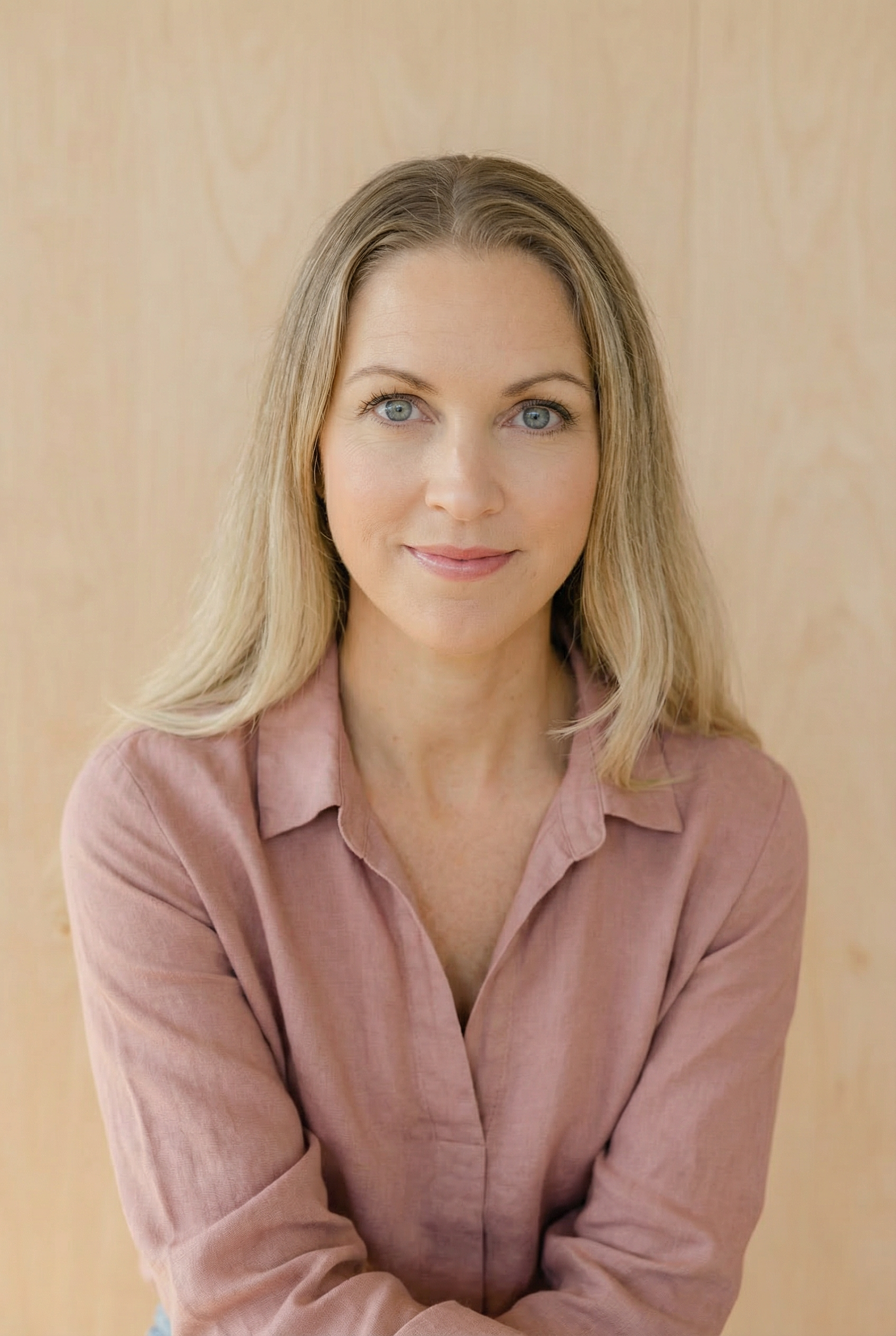 Headshot_Varieties_In_a_soft_natural_light_a_woman_with_blonde_gQa-bKdo.png