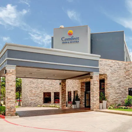 Comfort Inn & Suites hotel.