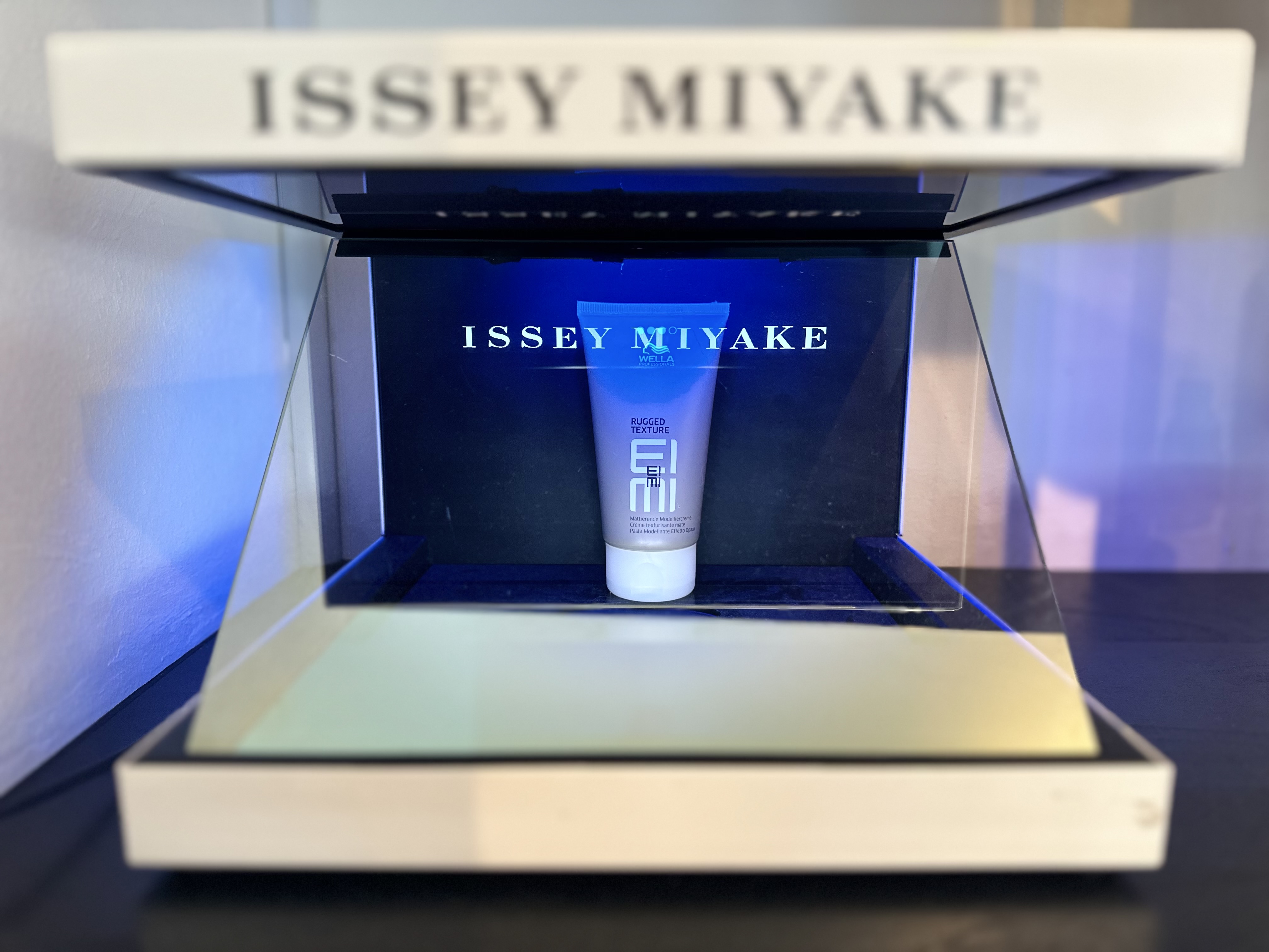 Holografische Instore-Präsentation eines Wella Stylingprodukts mit Issey Miyake Hintergrundgrafik