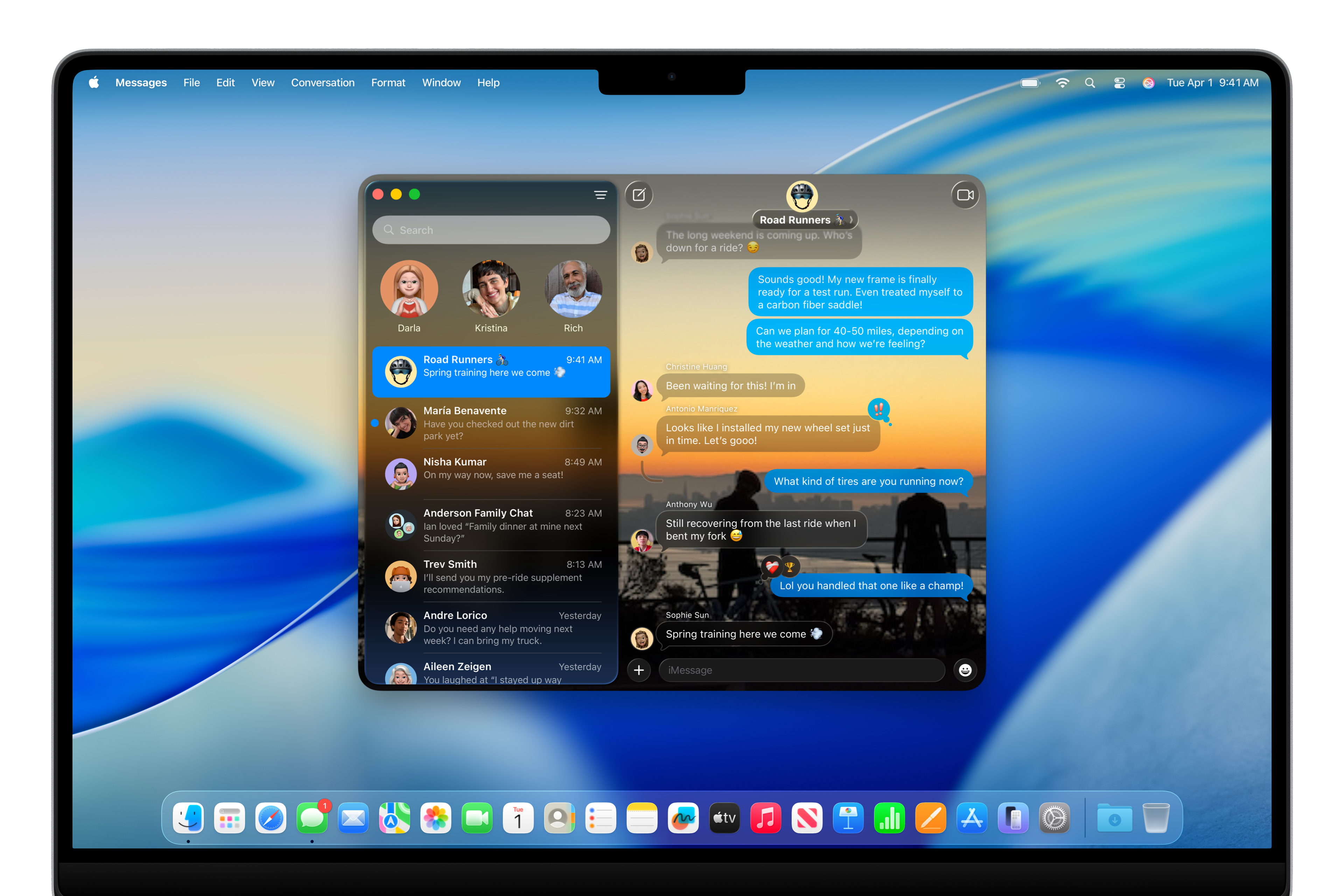Un MacBook Pro 16 pouces affiche une conversation dans Messages, avec un Arrière-plan créé à partir d’une photo de coucher de soleil.