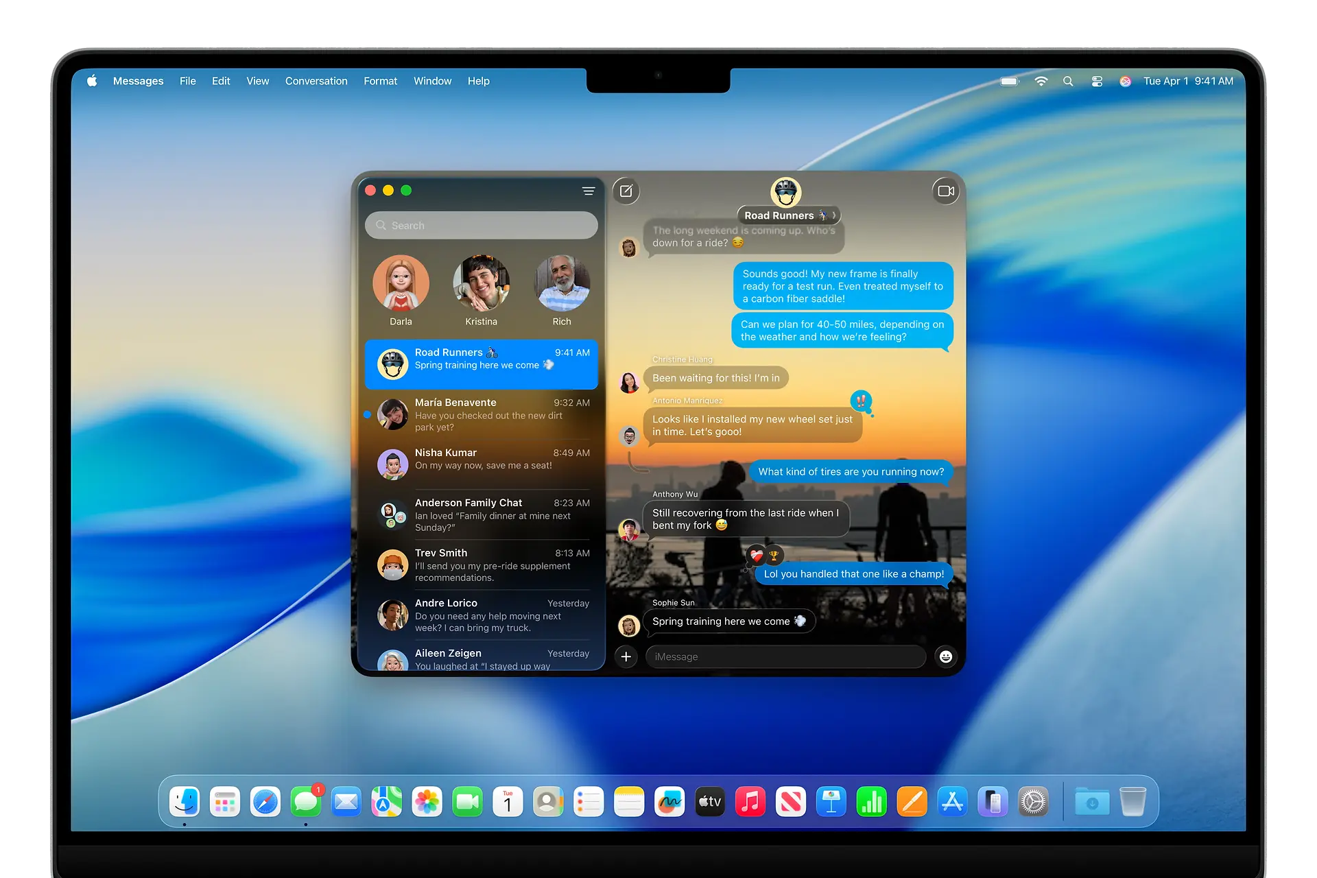 Un MacBook Pro 16 pouces affiche une conversation dans Messages, avec un Arrière-plan créé à partir d’une photo de coucher de soleil.