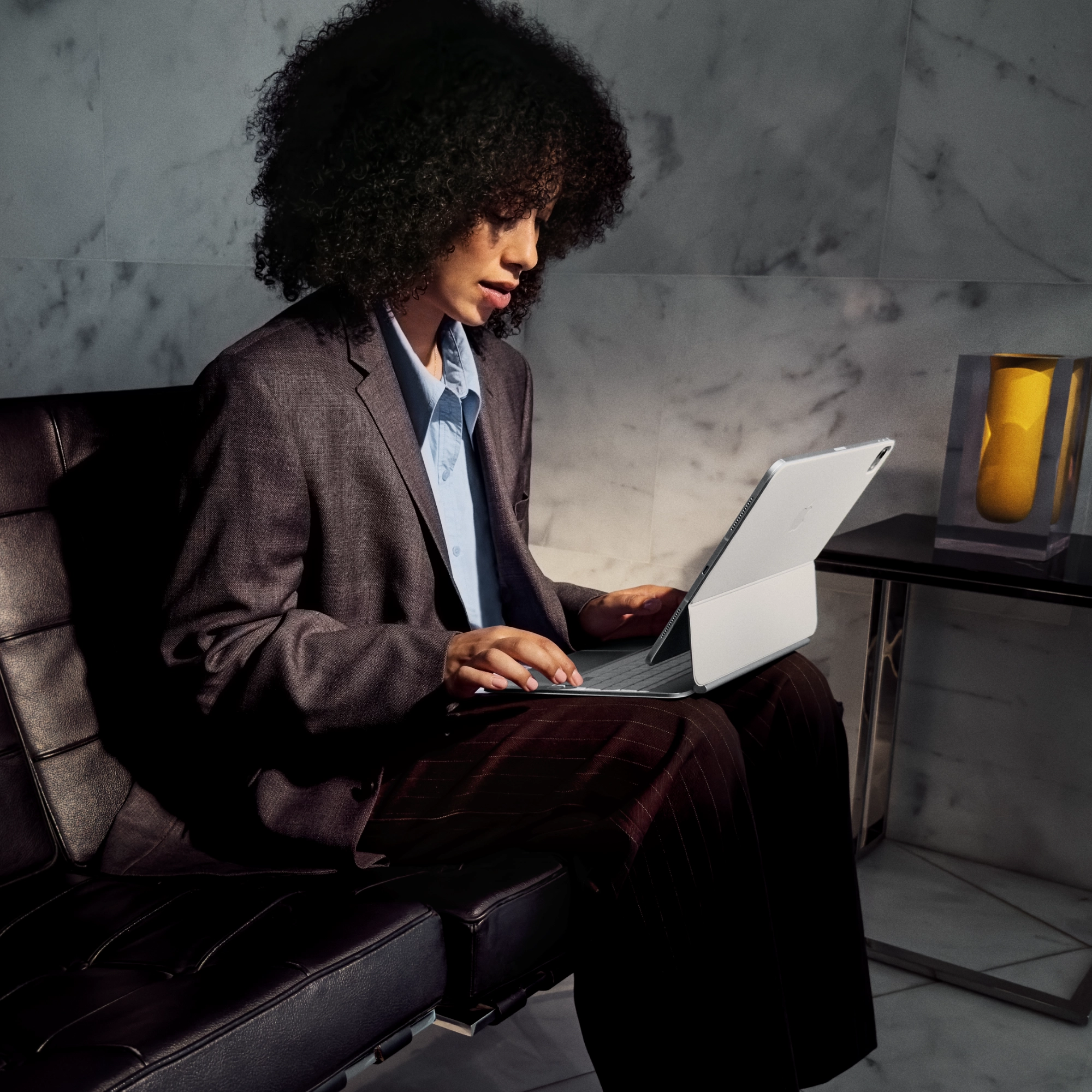 iPad Pro équipé d'un magic keyboard blanc en mode d'utilisation professionnelle - Mageek Store - Apple Tunisie