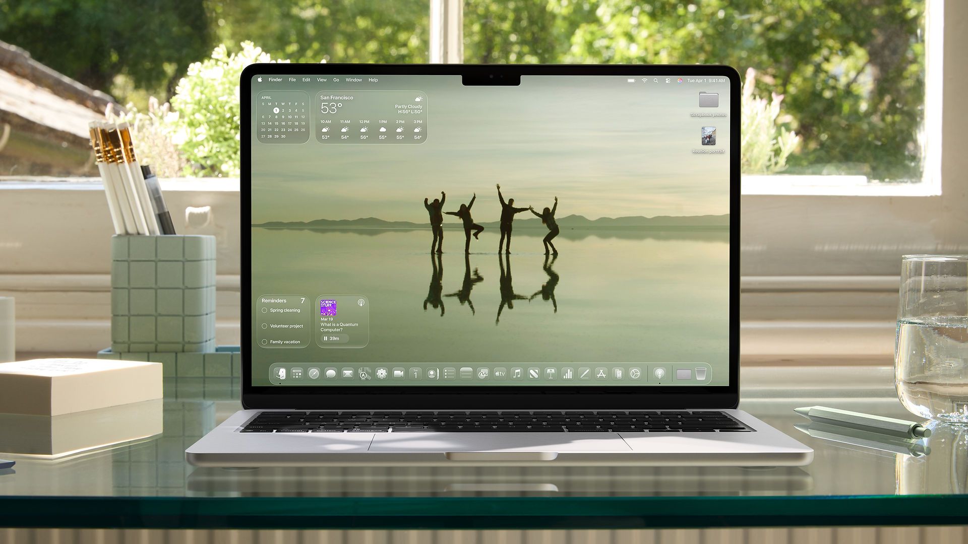 Un MacBook Pro fait apparaître le nouveau design dans une teinte sombre.