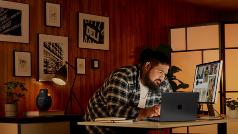 Un utilisateur sur son MacBook Pro 14 pouces Noir sidéral.