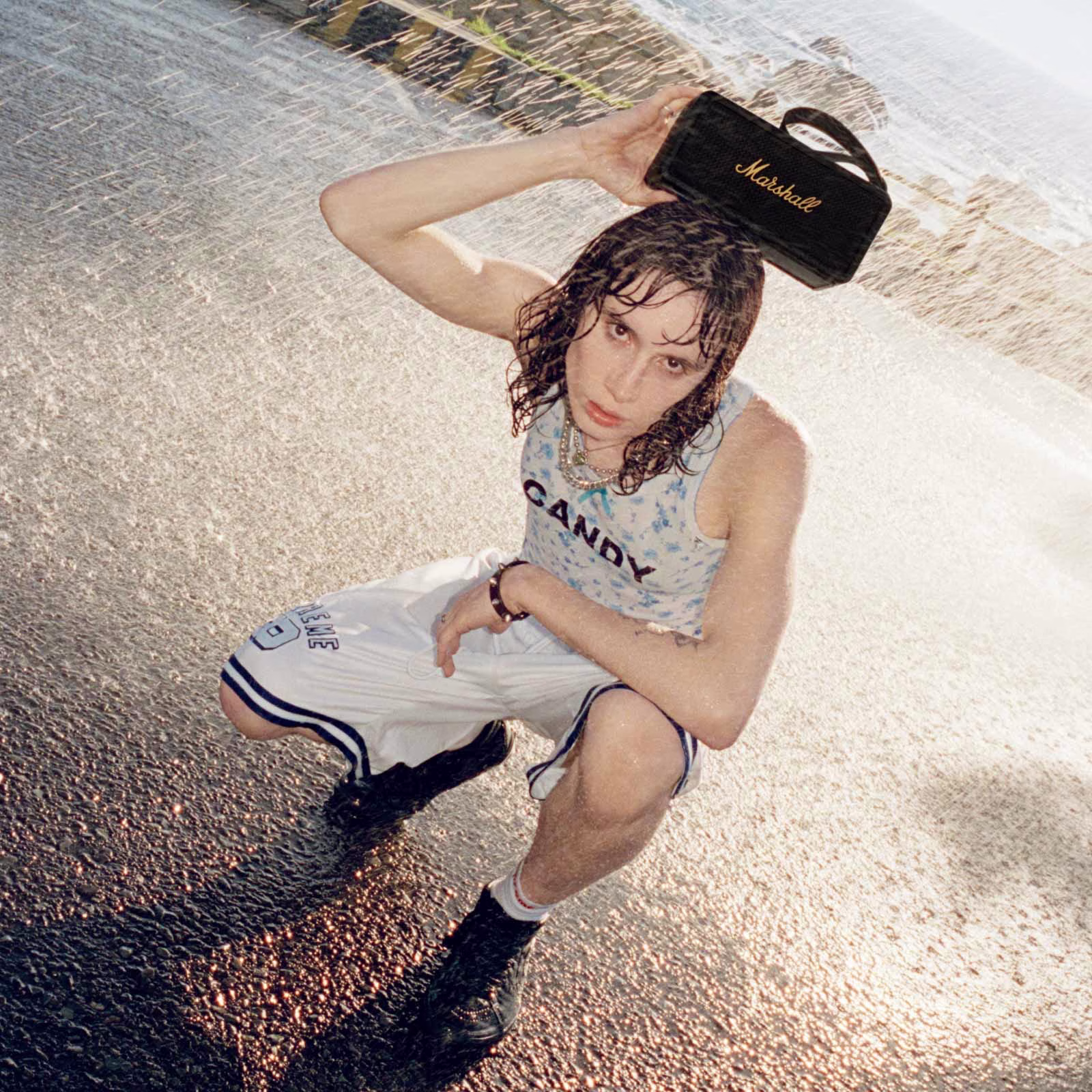 une modèle portant un marshall middleton sur tête sous la pluie