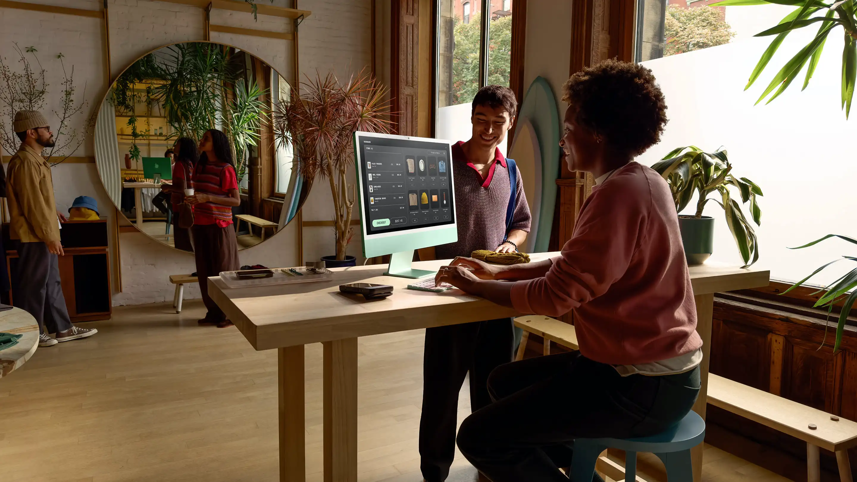 L’iMac est présenté dans un commerce.