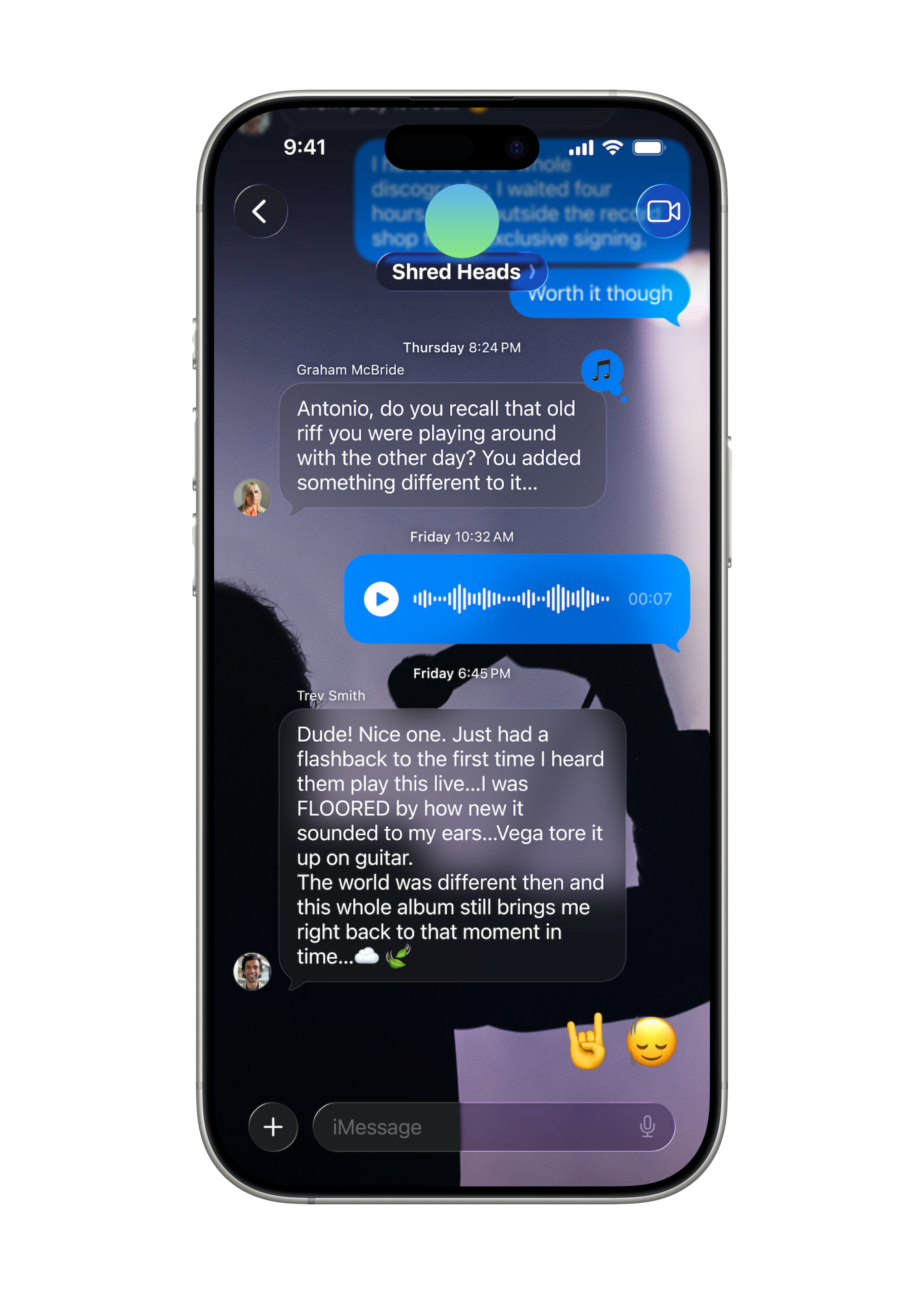 Un arrière-plan personnalisé de couleur sombre illustre une discussion de groupe intitulée Shred Heads.