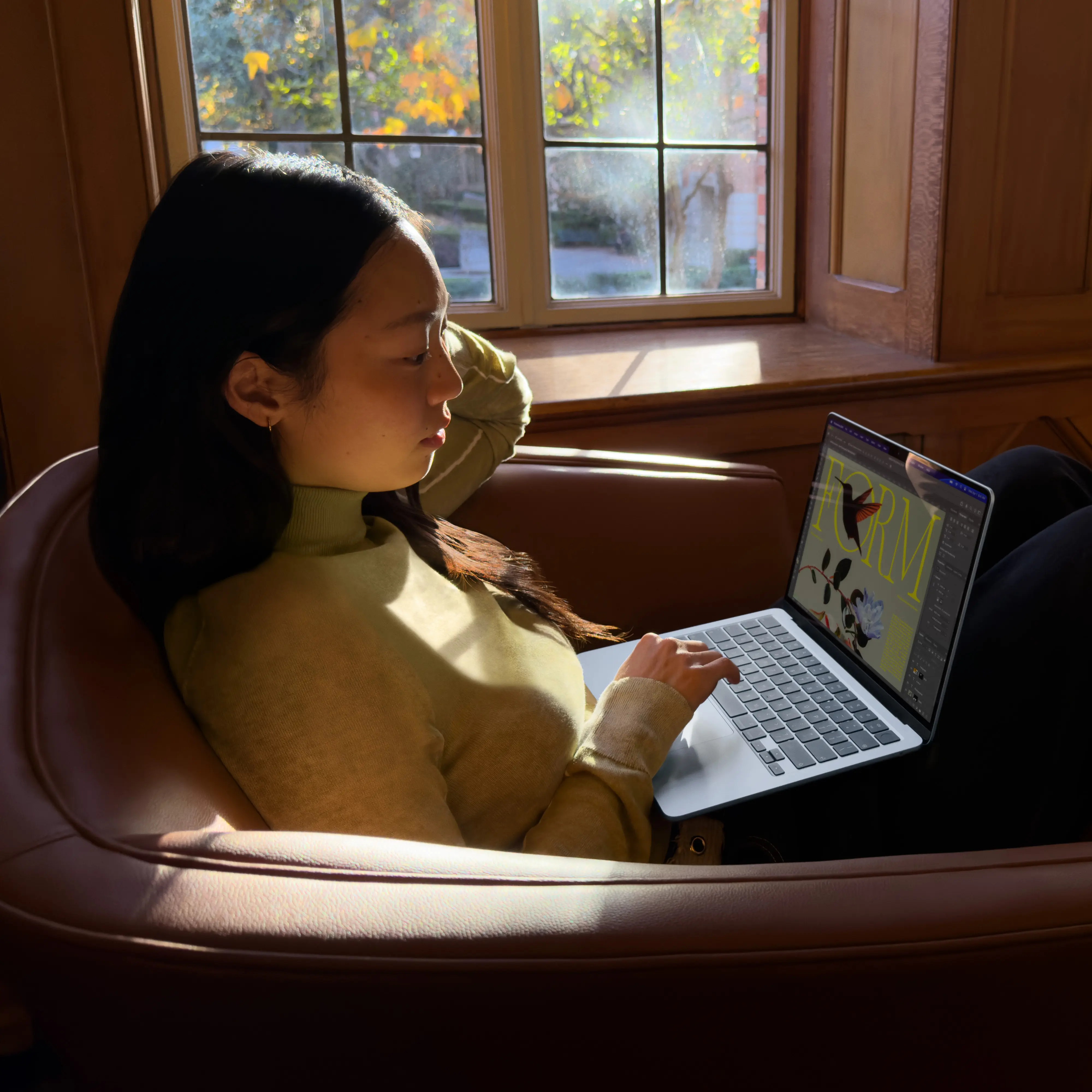 personne travaille sur un MacBook Air M5 posé sur ses jambes