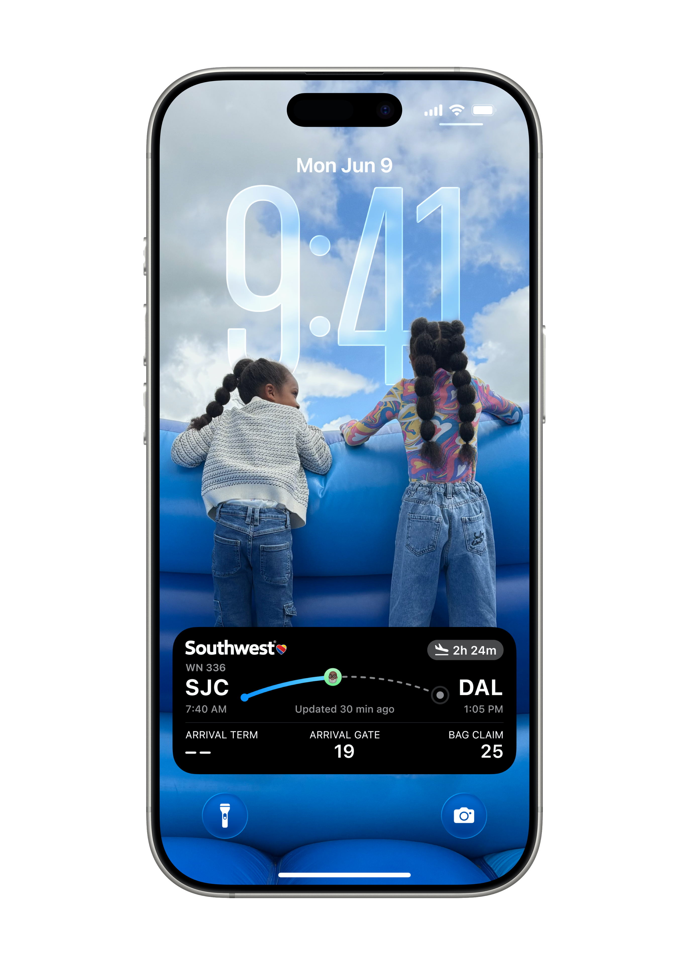 Sur un iPhone 16 Pro, le vol en cours d’un utilisateur s’affiche sur son écran verrouillé sous la forme d’une Activité en direct.