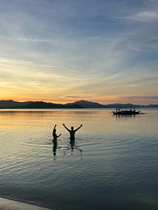Silhouettes at White Beach. Port Barton, Palawan, Philippines travel guide 