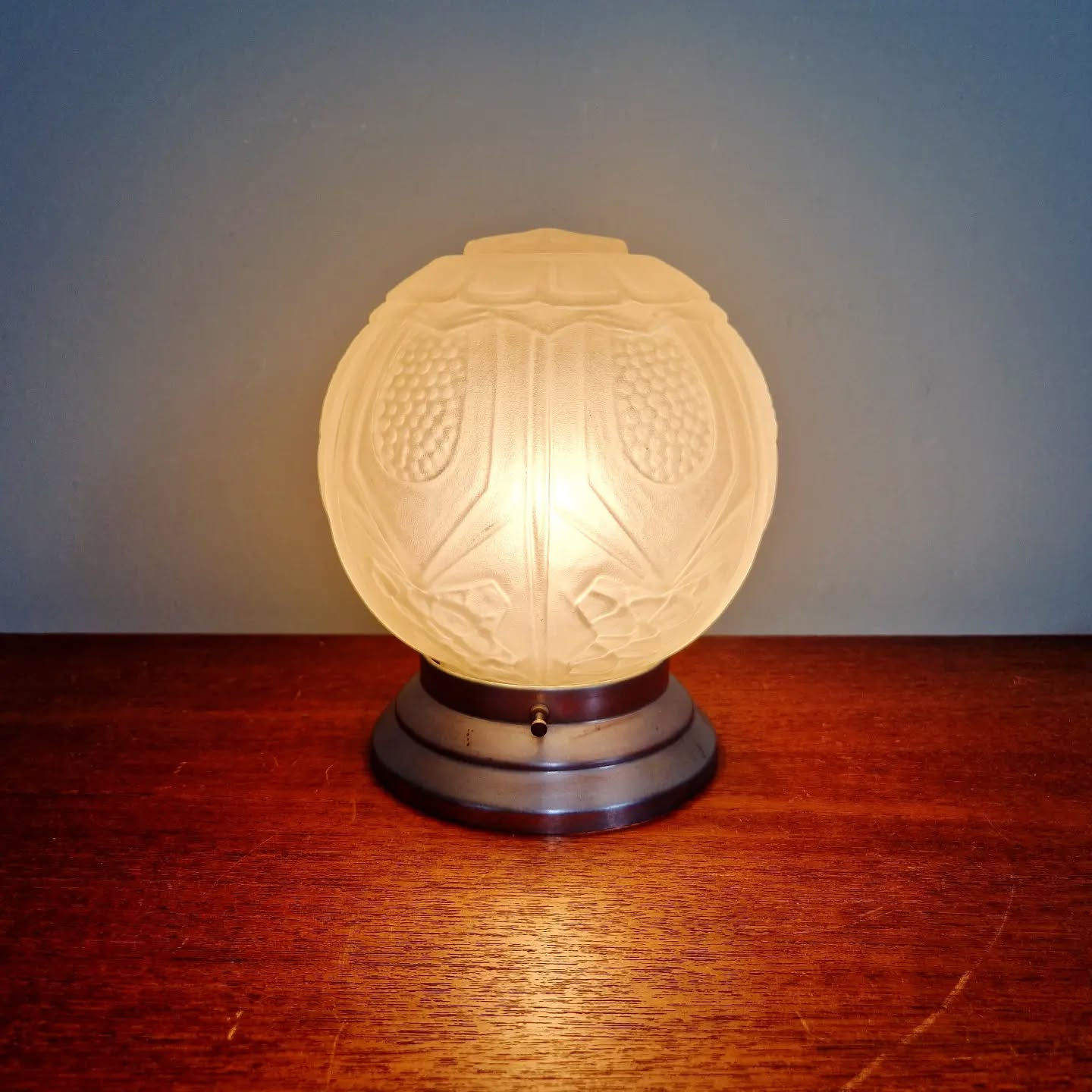 Plafonnier Art Déco en verre dépoli moulé pressé, 1930