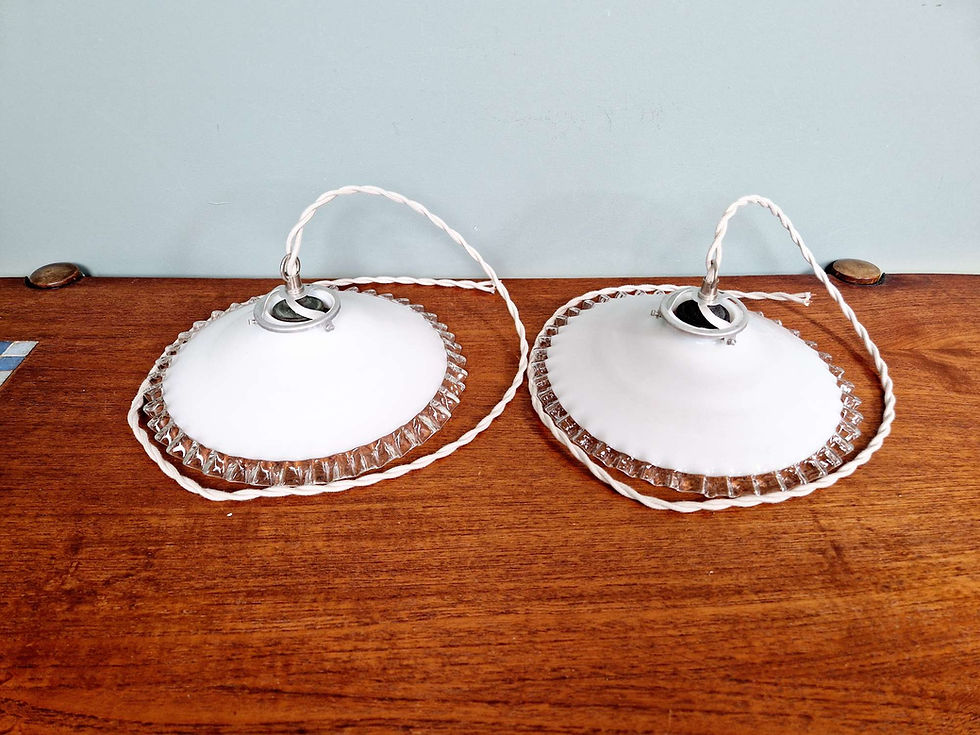 Miniature : Paire de suspensions Art Déco en opaline festonnée blanche, 1920-30 