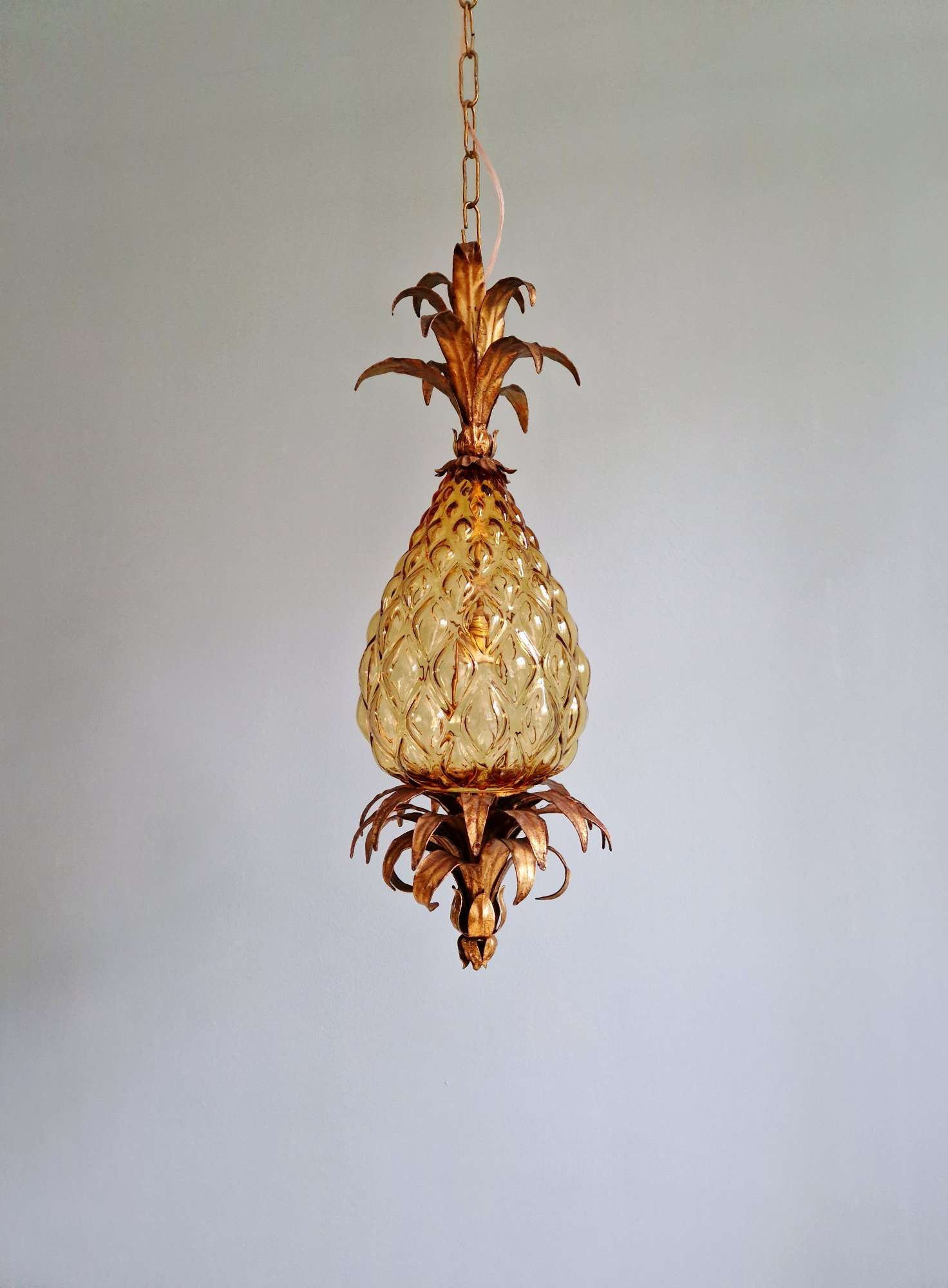 Suspension Ananas en métal doré et verre ambré, Italie, 1960