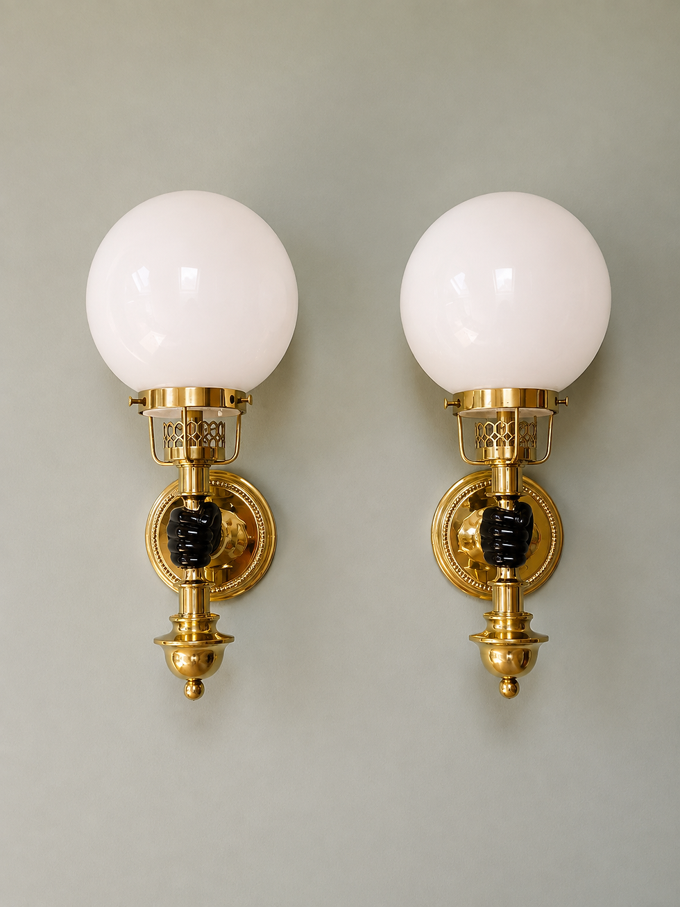 Miniature : Paire d'appliques murales en laiton et opaline blanche, Hollywood Regency, 1970