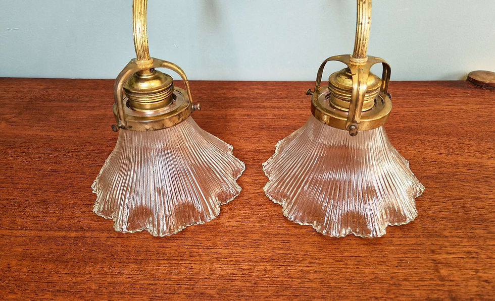 Miniature : Paire d'appliques murales Art Déco en bronze doré et verre rainuré, 1920-30 