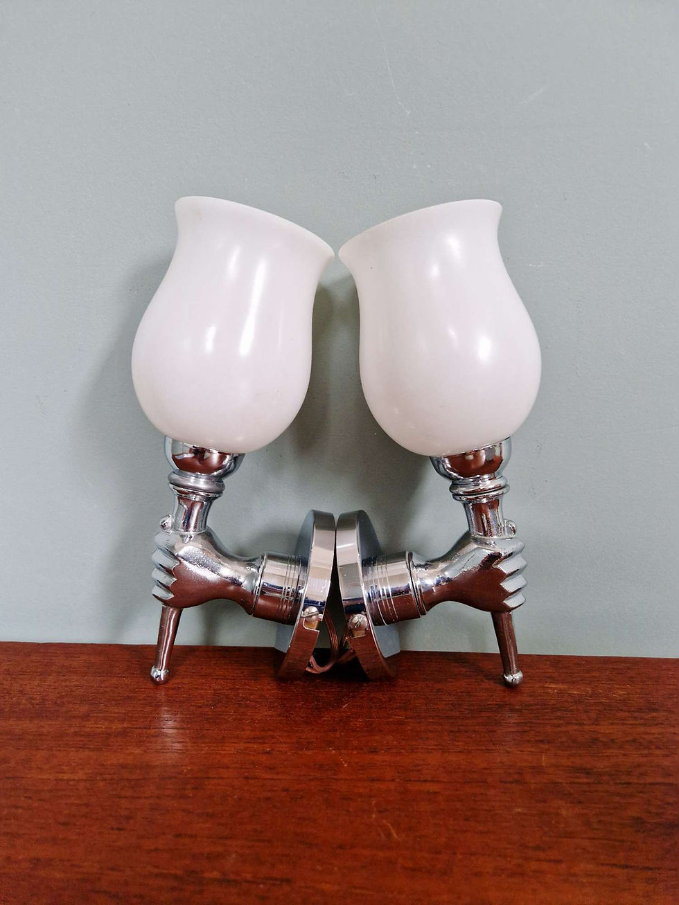 Miniature : Paire d'appliques murales en métal chromé et verre satiné blanc, 1960