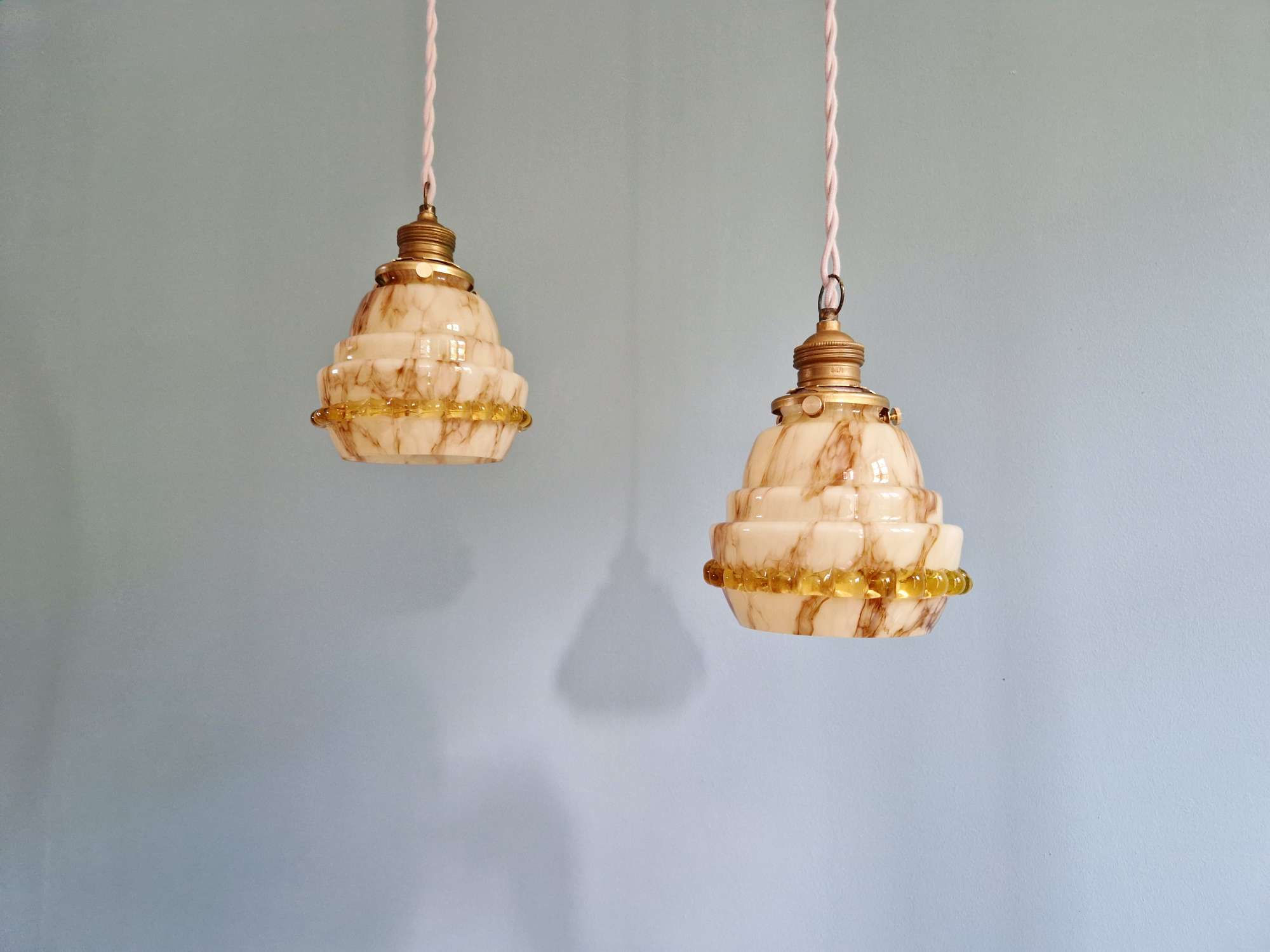 Duo de suspensions en opaline/ouraline, Scailmont (Belgique), 1920-30