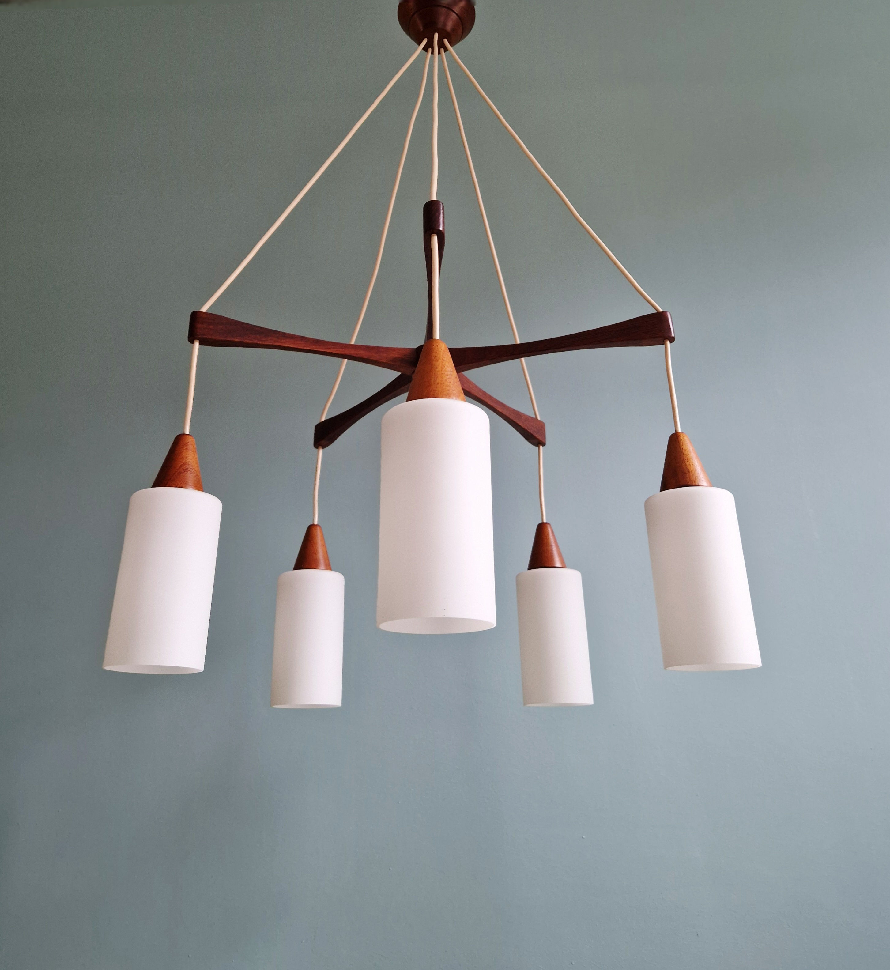 Grand lustre scandinave en teck et opaline blanche tubulaire, 1960
