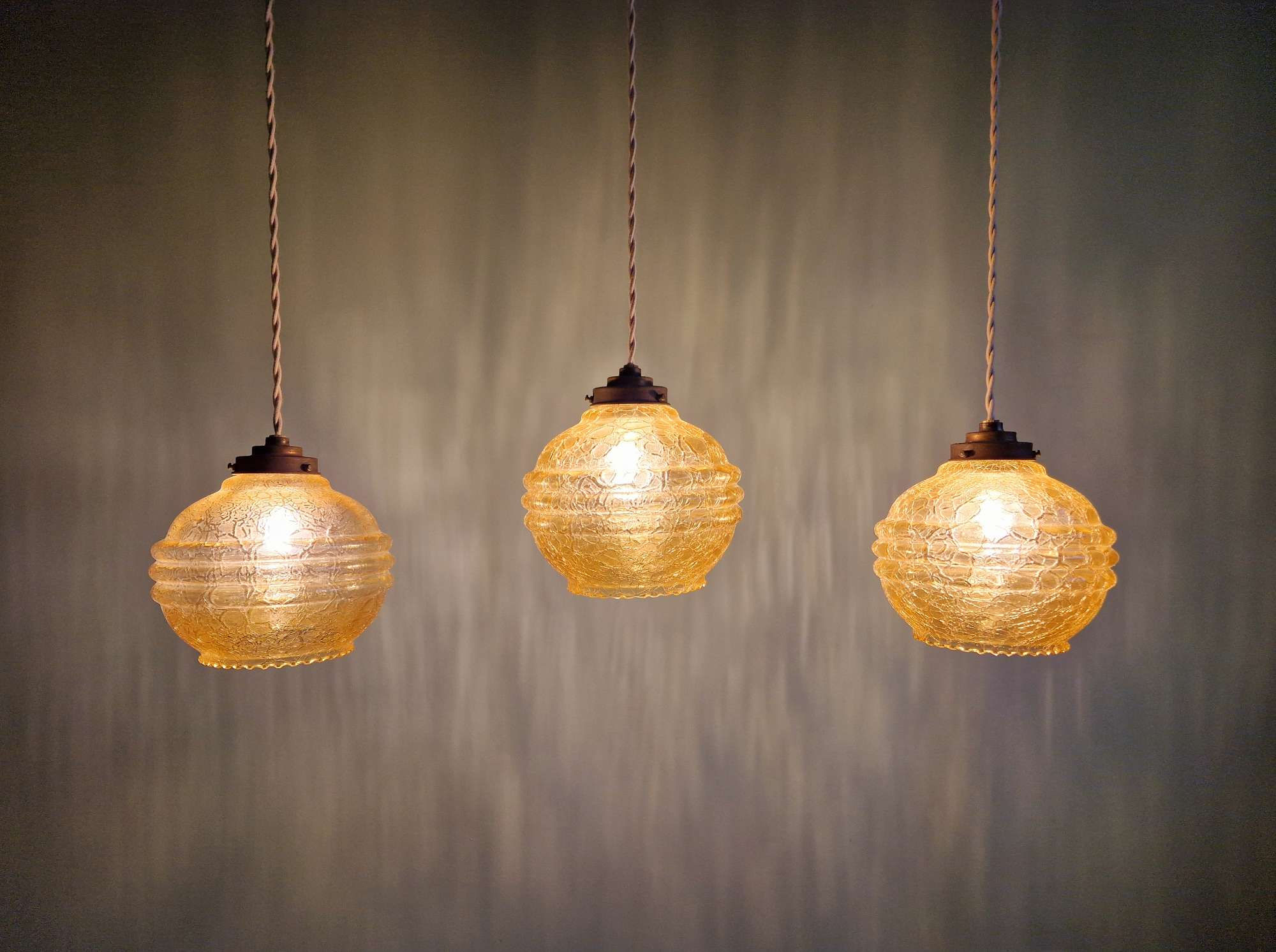 Trio de suspensions Art Déco en verre craquelé ambré,1920-30