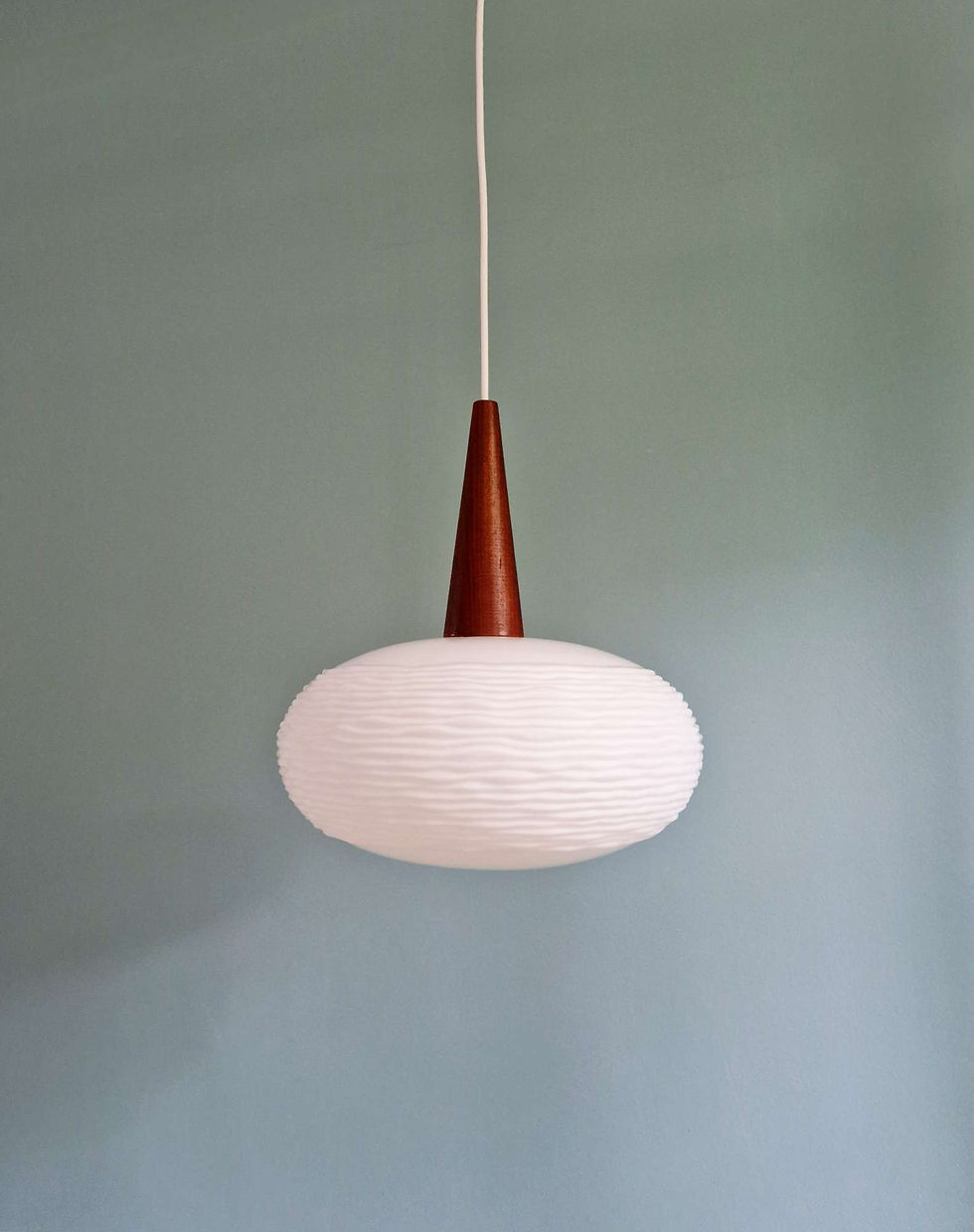 Miniature : Suspension en opaline blanche et teck, style scandinave, années 1960