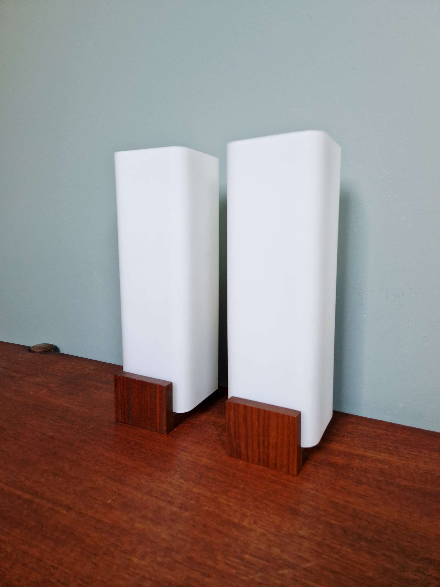 Paire d'appliques murales en teck et opaline blanche, design Louis Kalff, 1960