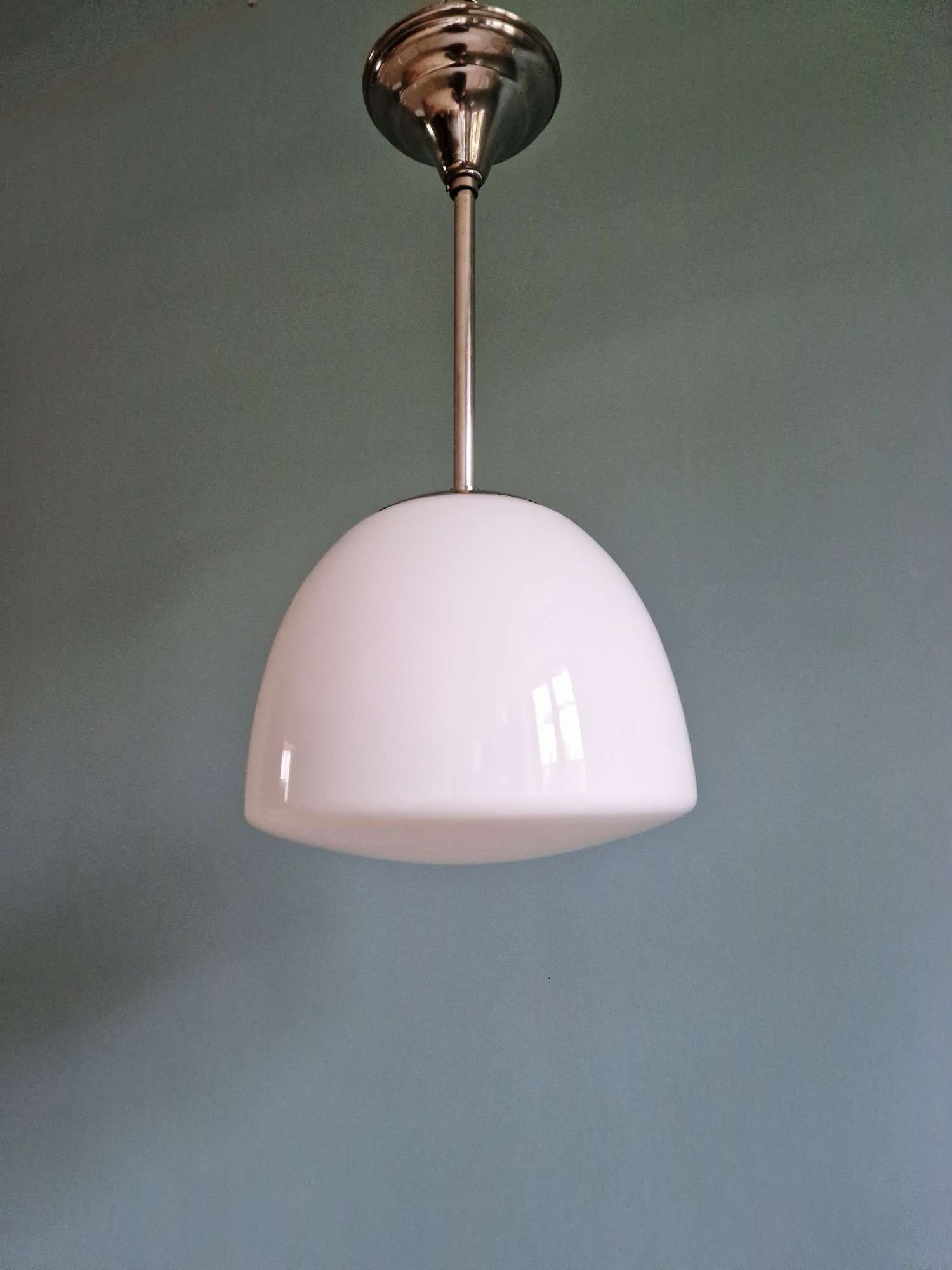 Suspension Art Deco en opaline blanche et monture chromée, 1920-30 
