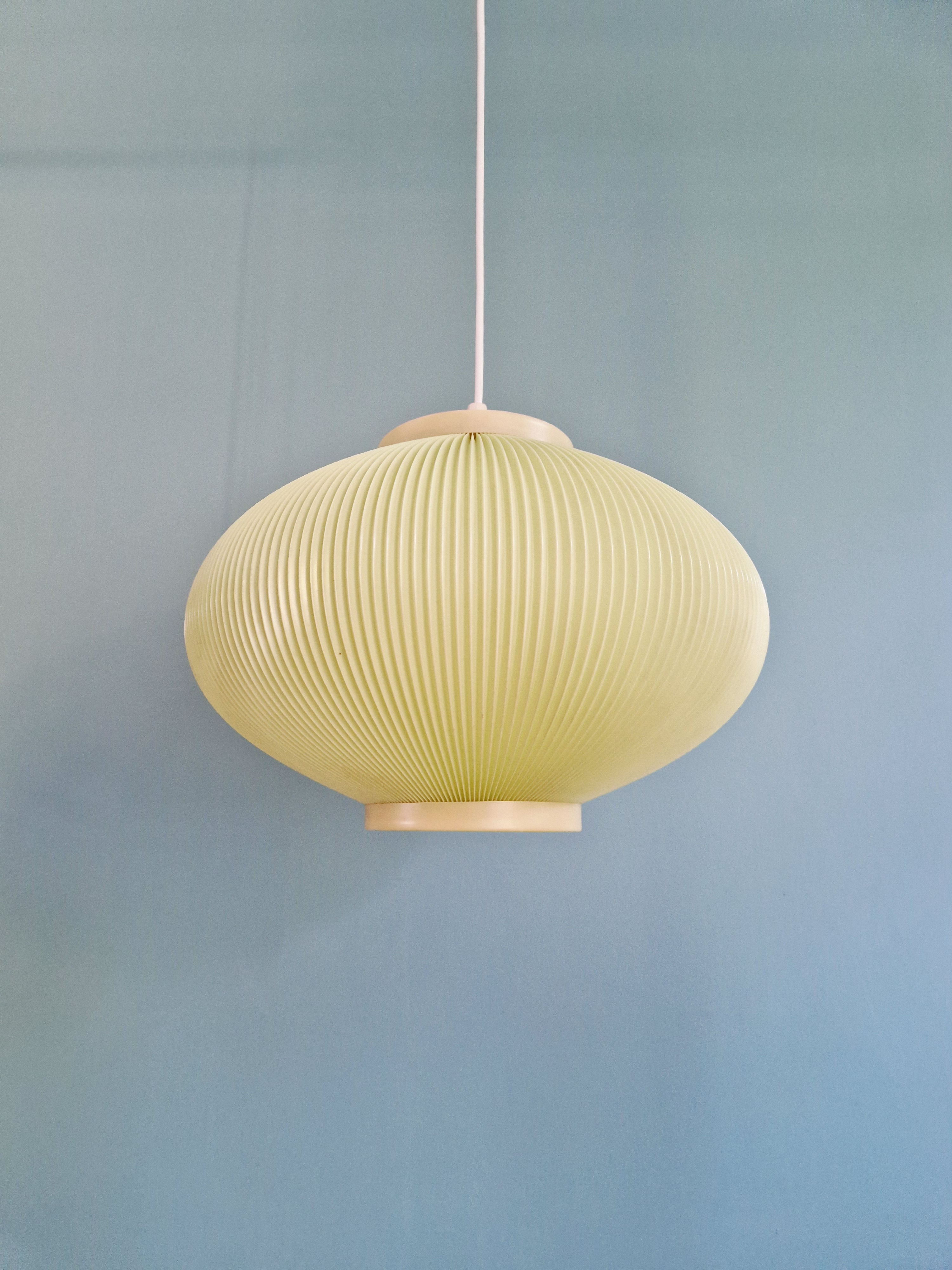 Suspension en celluloïd plissé couleur vert pâle, 1960