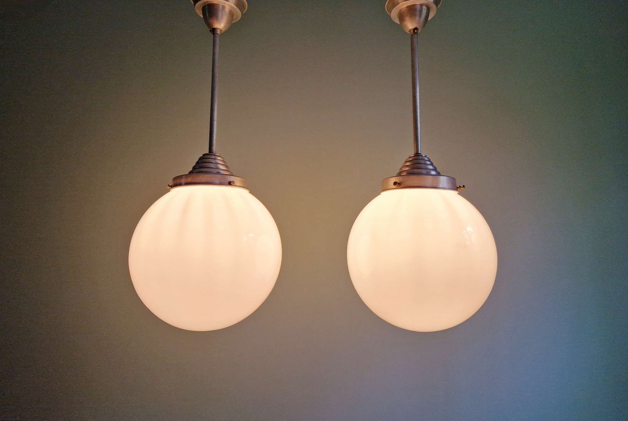 Paire de grandes suspensions Art Déco en opaline blanche, 1920-30 
