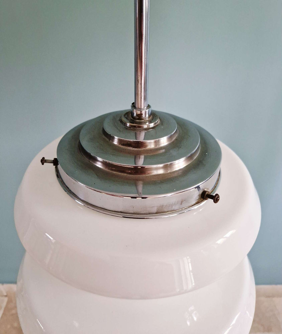 Miniature : Suspension Art Deco en opaline blanche, 1920-30 