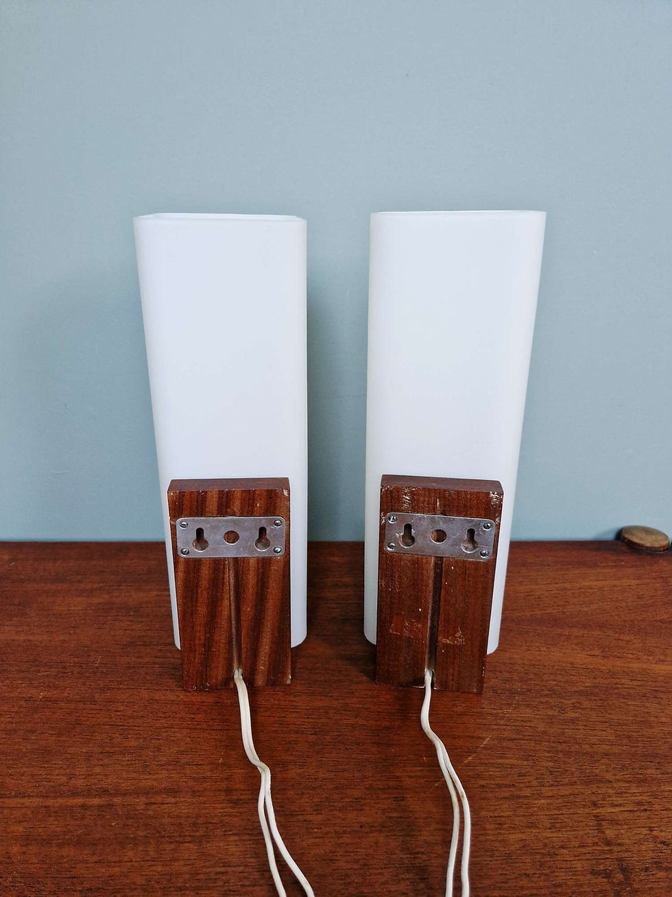 Miniature : Paire d'appliques murales en teck et opaline blanche, design Louis Kalff, 1960