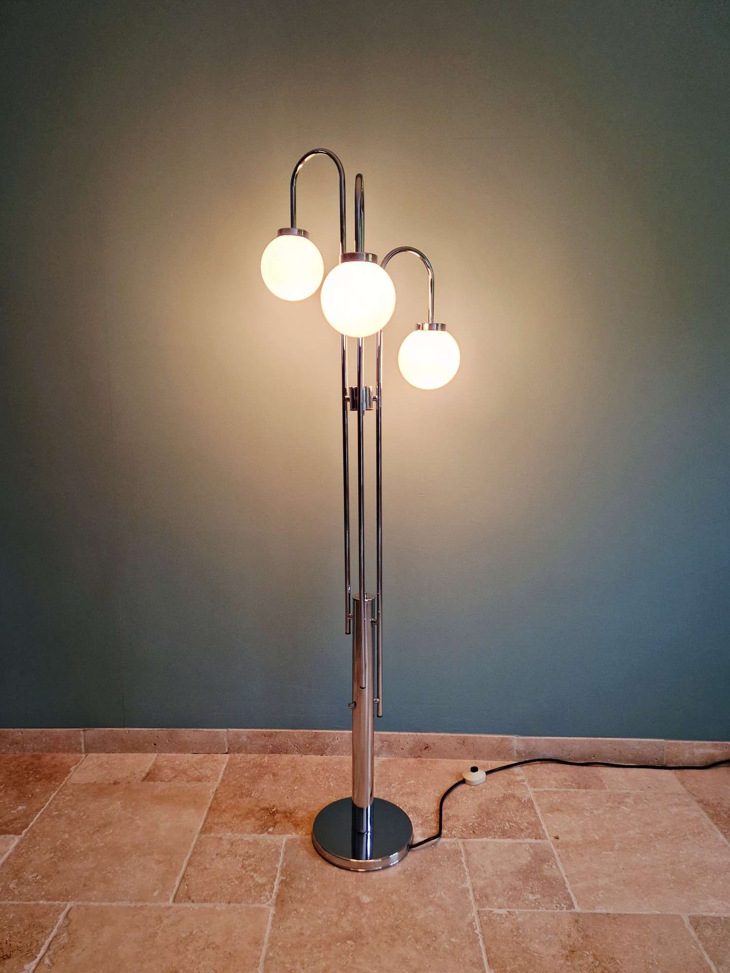 Lampadaire en métal chromé et globe en opaline blanche, 1970