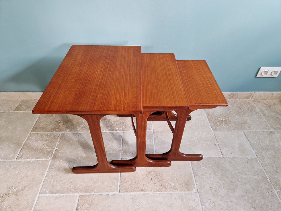 Miniature : Ensemble de 3 tables gigognes en teck, Gplan, années 1960