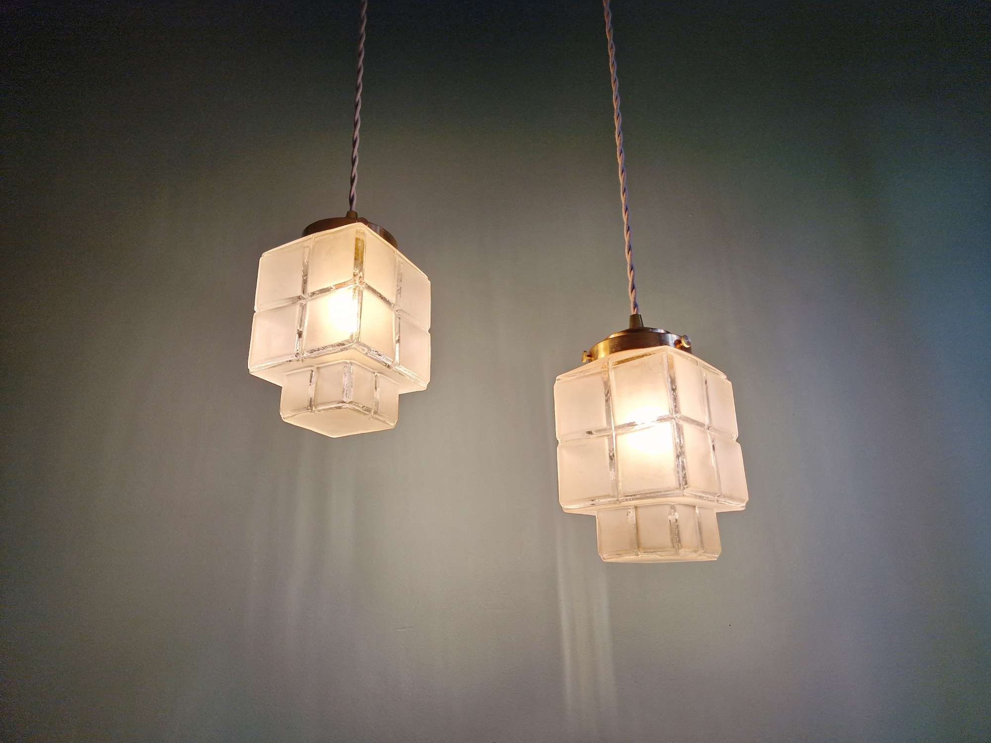Paire de suspensions Art Deco Skyscraper en verre satiné, années 1930